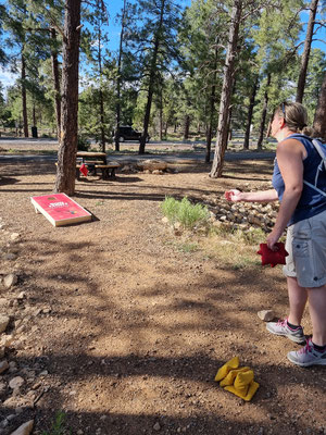 No gschnäll ä Rundi "Cornhole" gspiellt, bevors zum z''Nacht gaht