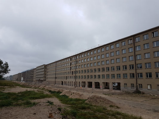 Koloss von Prora - die Fertigstellung dieses gigantischen Bauprojektes (20'000 Wektägige sollten zur gleichen Zeit Urlaub machen können = KdF-Bad = Kraft durch Freude), wurde durch den Ausbruch des 2. Weltkrieges verhindert
