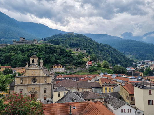 Blick von der ersten Burg Castelgrande zu den Burgen Montebello und Sasso Corbaro