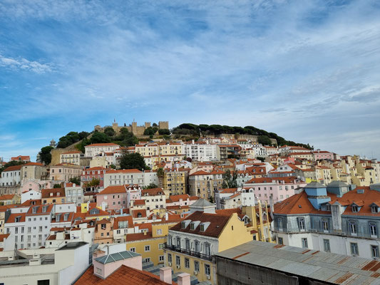 Castelo de São Jorge von unserem Hotel (Rooftop-Bar) aus gesehen