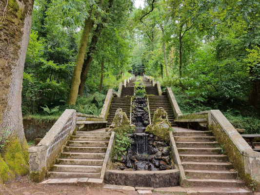 Kaskadentreppe Fonte Fria (kalte Quelle) im Märchenwald Buçaco