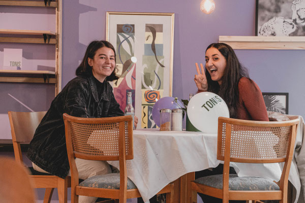 Gemeinsam beim Kaffee trinken im Tonis
