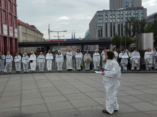 Silent line zum "Internationalen Tag gegen Tierversuche " 2019 von unserem "Bündnis - Berlin gegen Tierversuche"