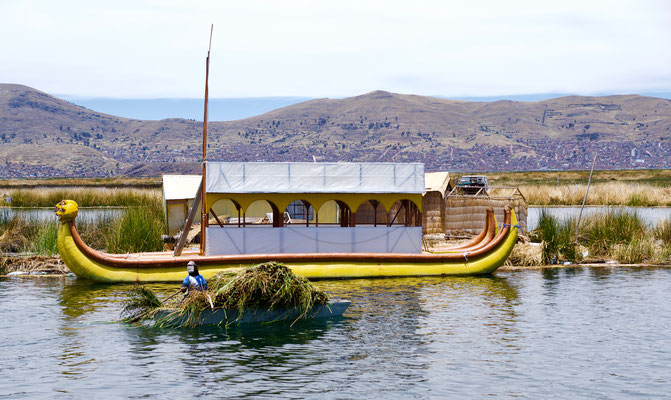 bei den Uros auf den schwimmenden Inseln am Titicacasee