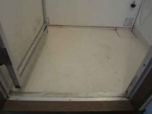 お風呂場のドアのカビやカルキ汚れ