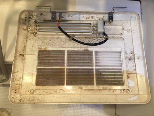 乾燥機付き換気扇クリーニング　洗浄前