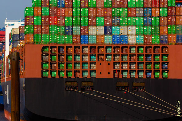 bunte Containerstapel auf Containerschiff