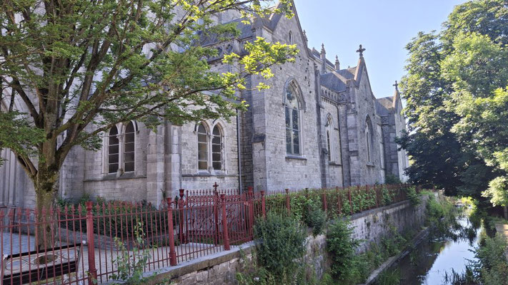 Kirche mit Wassergraben - geschützt?