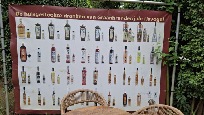 großes Schnapsangebot aus der eigenen Brennerei
