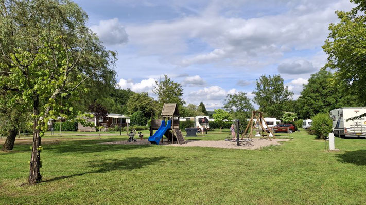 Spielplatz, auch mit Tischtennisplatte und Boule-Plätzen