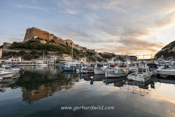 Hafen und Zitadelle mit Altstadt, Bonifacio, Korsika, Frankreich