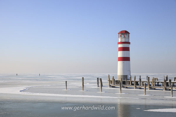 Leuchtturm in Podersdorf am See, vereister Neusiedler See, Burgenland, Österreich