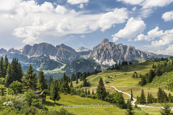 Alm bei Corvara, hinten Berge der Puezgruppe, Dolomiten, Südtirol, Italien