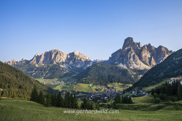 Corvara, hinten der Sas Ciampac und der Sassongher, Italien