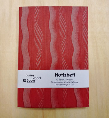 Rotes Notizheft mit (testweise) Banderole (Kleisterpapier)