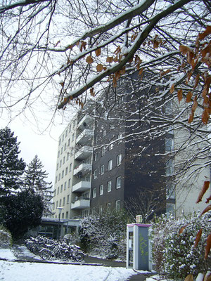 Blick auf den Eingang zum Mahatma Gandhi-Haus, Winter