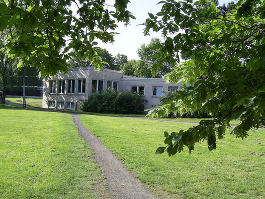 Nebentrakt mit seinen Büro-, Seminar- und Clubräumen des Mahatma Gandhi Hauses