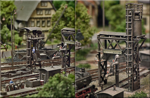 Der Schlackenaufzug (links) und der Besandungsturm (rechts) von Vollmer. Der Wasserkran ist vom gleichen Hersteller. Wenn die Bausätze farblich verändert (gealtert/verwittert) sind wirken sie deutlich filigraner, als in der hellgrauen Originalfarbe.