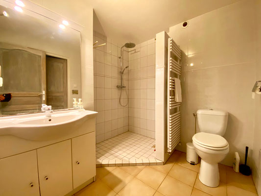 Domaine de la Licorne in french Black Perigord, Lascaux cottage, bathroom 1
