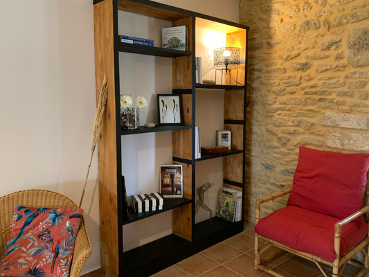 Domaine de la Licorne in french Black Perigord, Rouffignac cottage, library