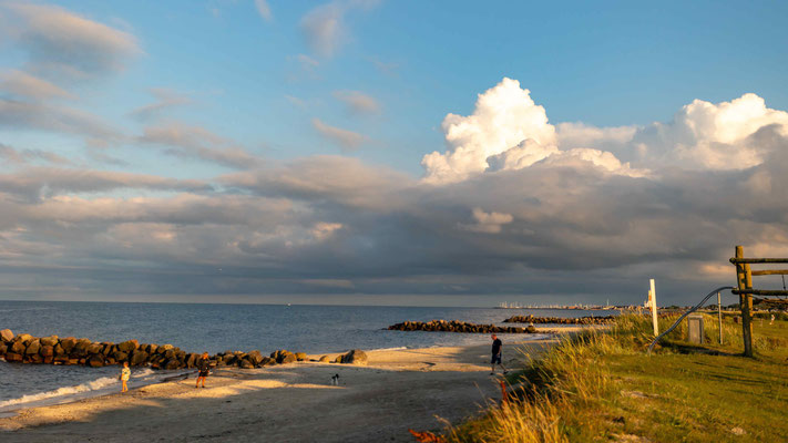 Abends Geburtstagsgrillen am Meer