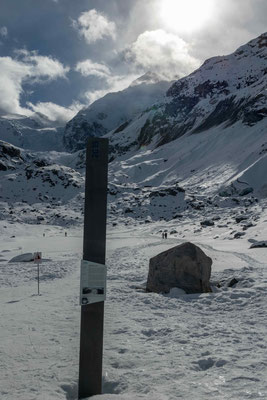 Beim Pfeiler war der Gletscher 2015, jetzt ist er im Hintergrund klein zu erkennen