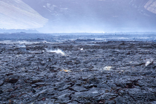 Überall dampft es und man sieht glühende Lava