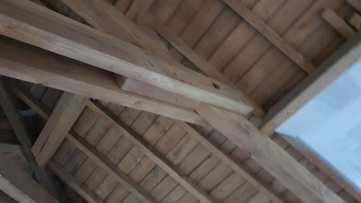 Charpente sablée et voligeage en bois conservé