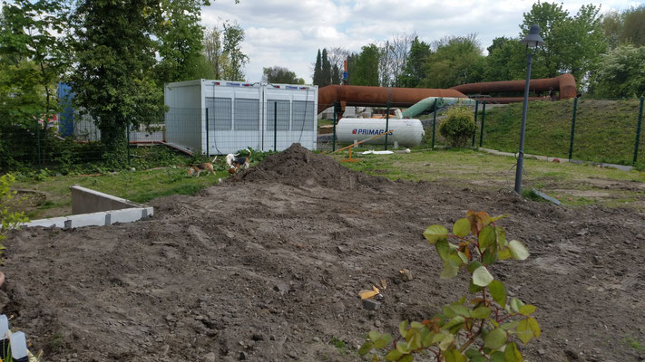 Die riesigen Erdhügel sind verschwunden, aber iwr haben trotzdem viel Spaß im "Matsch-Garten"