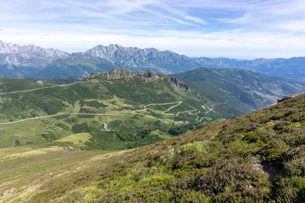 Hoch über dem Puerto de San Glorio beim Aufstieg zur Peña Prieta, im Hintergrund die Picos de Europa (Tour 44)