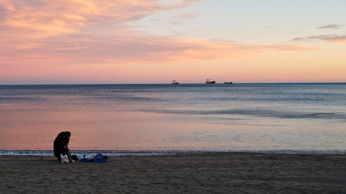 anciana en la playa de Málaga