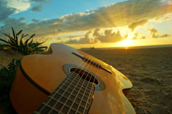 guitarra en la playa de Sancti Petri