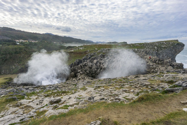 Kurz hinter der Grenze zu Asturien kommen die ersten Bufones, die bei starkem Wellengang Gischt spucken (Tour 1)