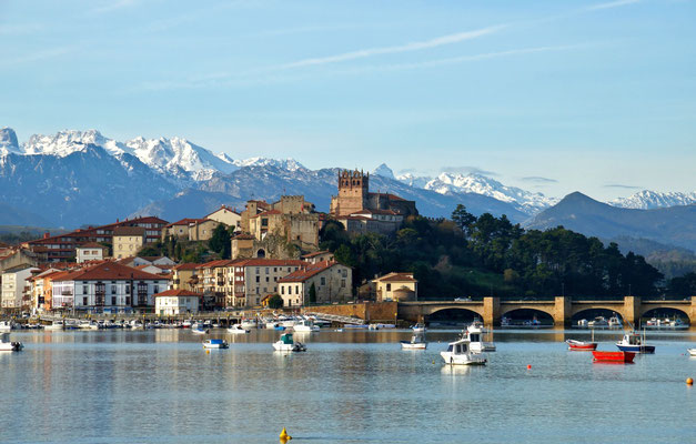 San Vicente de la Barquera vor den schneebedeckten Picos de Europa im Winter (Tour 1)