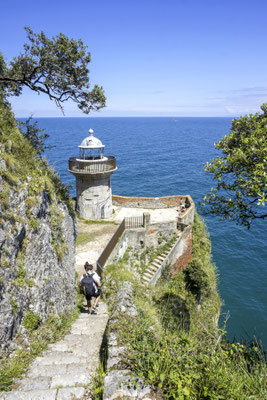 Der Leuchtturm Faro del Caballo bei der Umrundung des Monte Buciero (Tour 9)