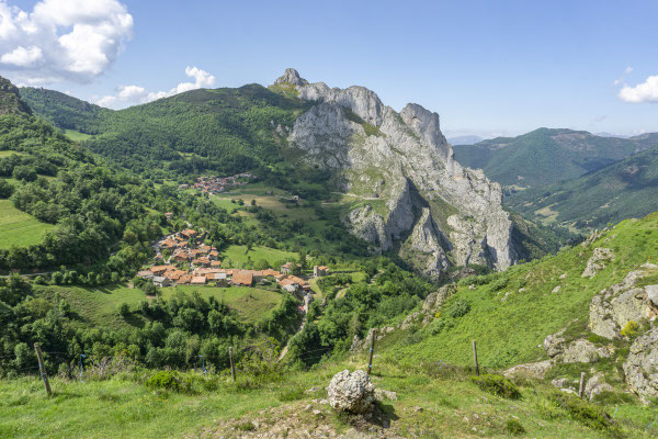 Tiefblick auf das uralte Bergdorf Cucayo (Tour 42)