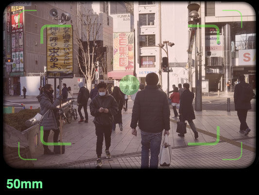 50mmの場合には35ｍｍの枠も一緒に表示されます。