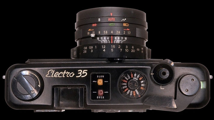 YASHICA ELECTRO35 GTは一見見ると複雑な機構を持ったカメラに見えますが、操作、機構は非常にシンプルなカメラとなっています。
