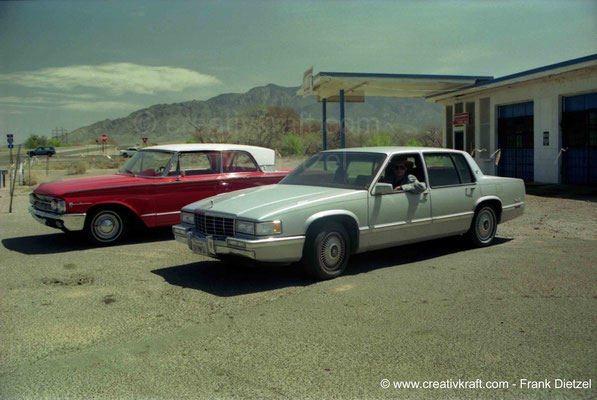Jack´s Smoke Shop and car repair shop parking lot with a 1992 Cadillac Sedan DeVille and 1963 Mercury Monterey Convertible, 10634 4th St NW, Albuquerque, NM 87114, USA