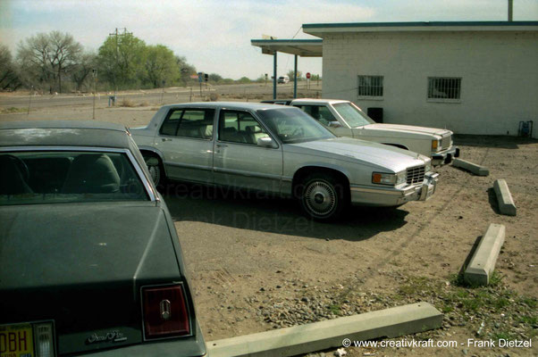 Jack´s Smoke Shop parking lot with a Pontiac Grand Prix, 1992 Cadillac Sedan DeVille and 1979 Ford LTD Landau, car repair shop, 10634 4th St NW, Albuquerque, NM 87114, USA