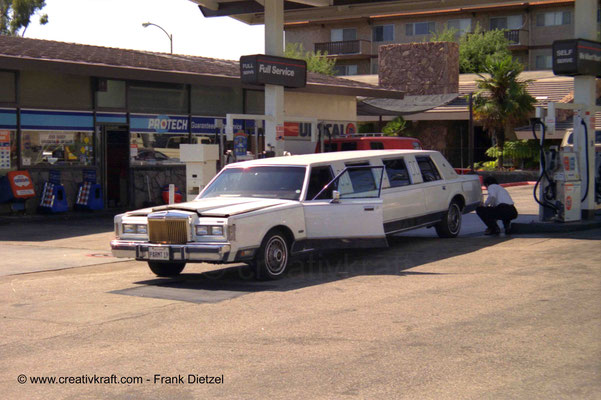 1988 Lincoln Town Car stretch limousine at 76 gas station, probably 8525 S Sepulveda Blvd, Westchester, Los Angeles, California 90045, June 1990