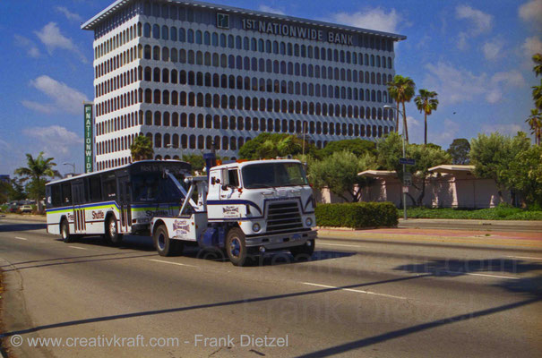 LAX shuttle bus towed by Bryant´s Inglewood Tow Service International truck, 1st Nationwide Bank, today Derentin Group building close to Hyatt Regency Hotel Los Angeles, 9800 S Sepulveda Blvd / 6225 W Century Blvd, Los Angeles, CA 90045, June 1990