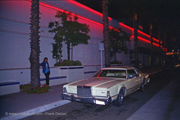Two-door Lincoln Continental at Hacienda Hotel at Lax, 525 N Sepulveda Blvd, today N Pacific Coast Hwy/E Mariposa Ave, El Segundo, Los Angeles, 90245 California, June 1990