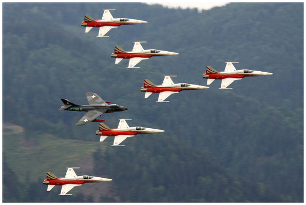 Patrouille Suisse / Northrop F-5E Tiger II / + Air Vampires / Hawker Hunter Mk.58 / HB-RVU / 27.06.2009 / © Berni Müller