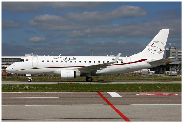 Petro Air / ERJ170-100 / 5A-PAA / 23.09.2013 / © Martin Hackl