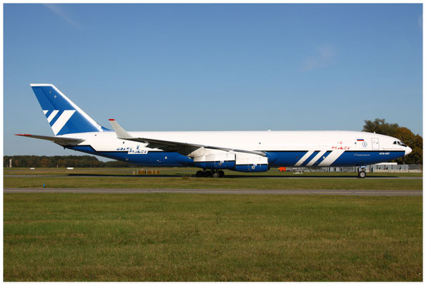 Polet Flight / IL96-400 T / RA-96103 / 30.09.2011 / © Martin Hackl