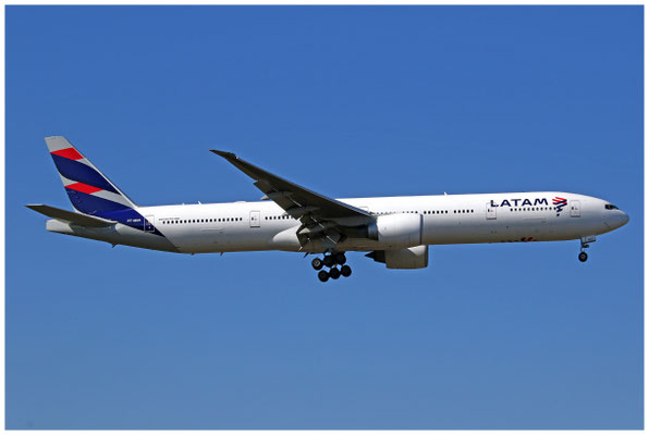LATAM / Boeing 777-300 / PT-MUD / 01.04.2020 / © Martin Hackl