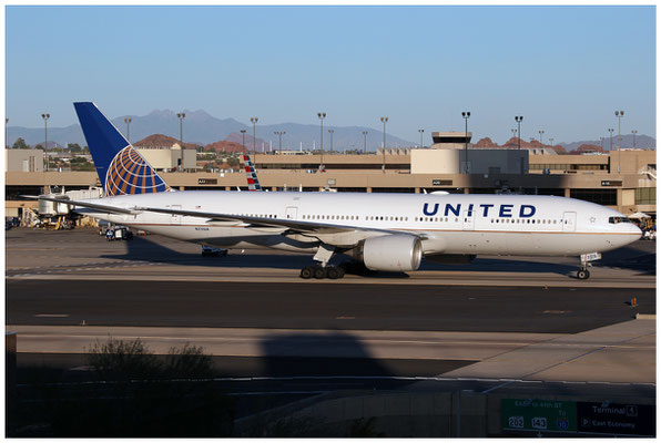 United Airlines / Boeing 777-200 / N215UA / 30.10.2019 / © Martin Hackl