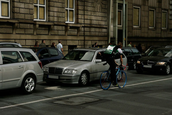 Fahrradkurier Turbo im Verkehr in der Frankfurter Innenstadt