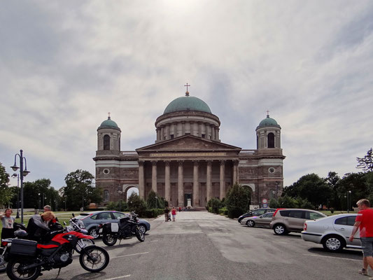 Hauptfassade der Basilika